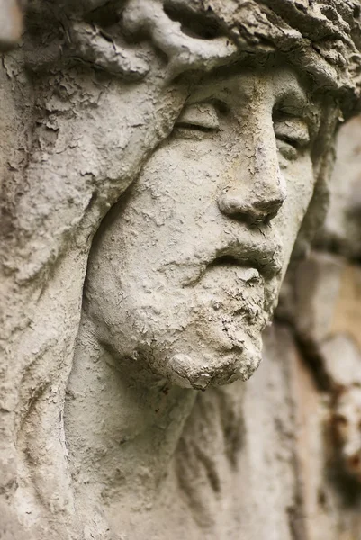 Estátua velha de Jesus em um cemitério — Fotografia de Stock