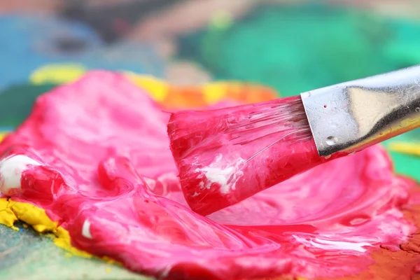 Yakın çekim boyama fırça ve renk paleti — Stok fotoğraf