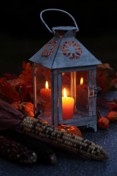 Lanterna con candela e raccolto autunnale la sera — Foto Stock