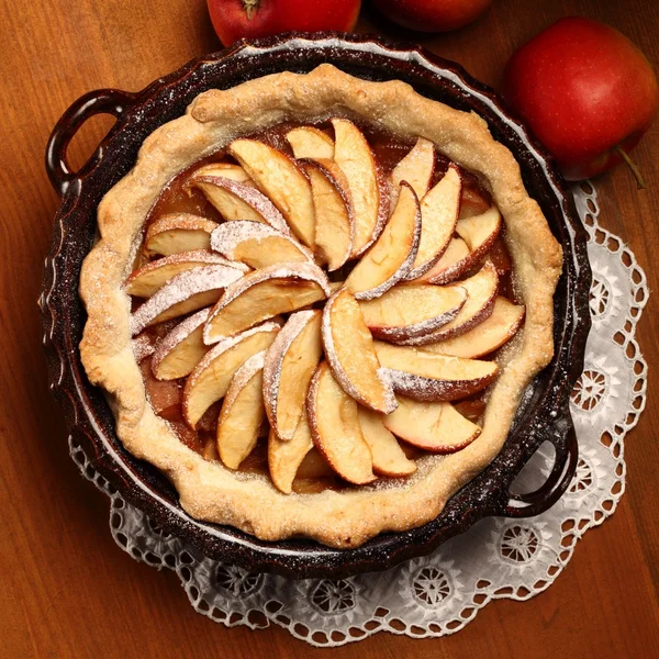 Vue du dessus de tarte aux pommes en boîte à gâteau — Photo