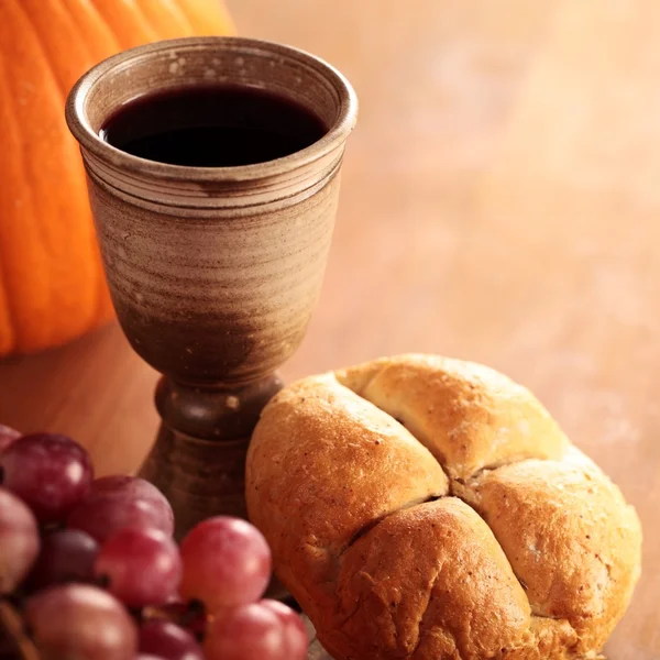 Chléb, víno, hrozny a dýně - díkůvzdání nebo podzimní zátiší — Stock fotografie