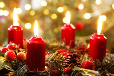 Advent çelenk ve bulanık Noel ağacı ışıkları