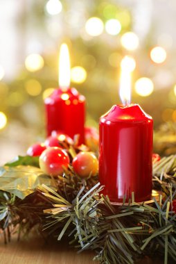 Advent çelenk ve bulanık Noel ağacı ışıkları
