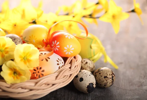 Huevos de Pascua y flores —  Fotos de Stock