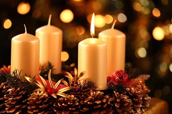 bir mum yaktı Noel çelenk