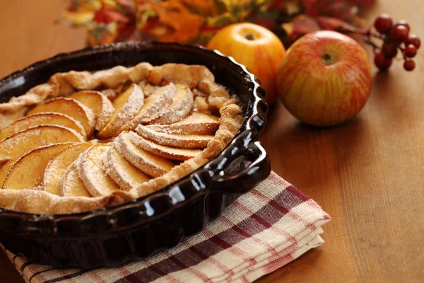 Arrangement de tarte aux pommes maison et de pommes — Photo