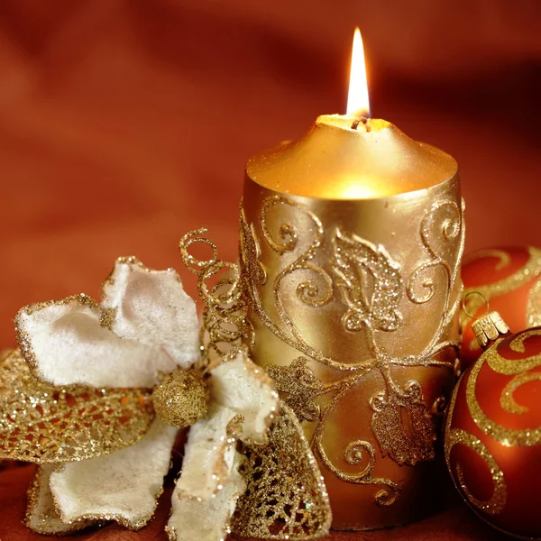 Stilleven kerst - kaars, decoratieve bloem en ornamenten — Stockfoto