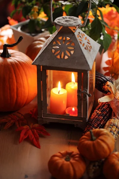 Linterna con velas, calabazas y decoraciones otoñales . — Foto de Stock