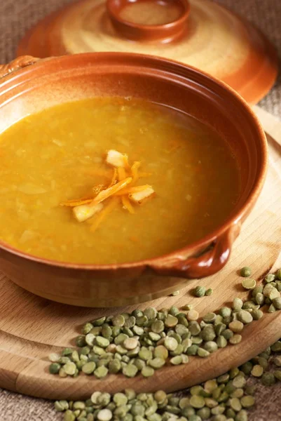 Erbsensuppe mit Karotten und Speck im Topf. — Stockfoto