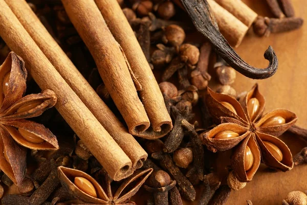 Close-up van kaneelstokjes, anijs, kruidnagel en vanille boon — Stockfoto