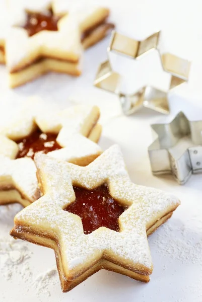 Weihnachtsplätzchen und Plätzchenausstecher — Stockfoto