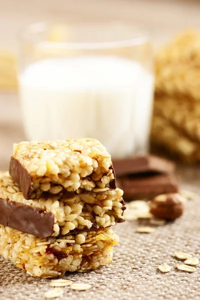 Barras de granola, vidro de leite e flocos de aveia . — Fotografia de Stock