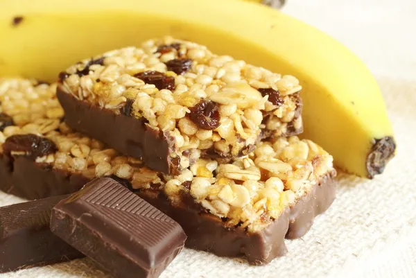 Detalhe de barras de granola, bananas e chocolate — Fotografia de Stock