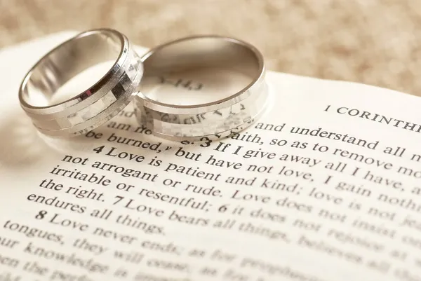 Two rings on open Bible - 1. Corinthians chapter 13. — Stock Photo, Image