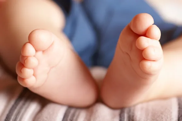 Lilla barnets fötter — Stockfoto