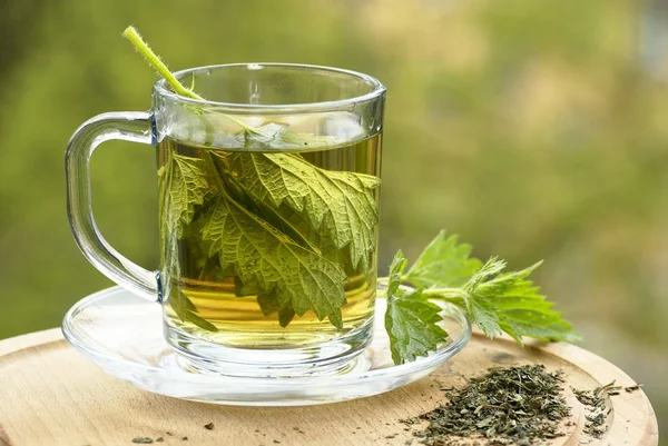 Brennnesseltee im Glas, frische und trockene Brennnessel. — Stockfoto