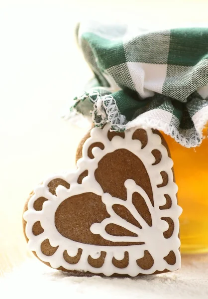 白い背景の上に小麦粉と蜂蜜のジンジャーブレッドのクッキー — ストック写真