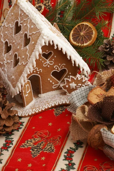 Mézeskalács házikó és karácsonyi díszek — Stock Fotó