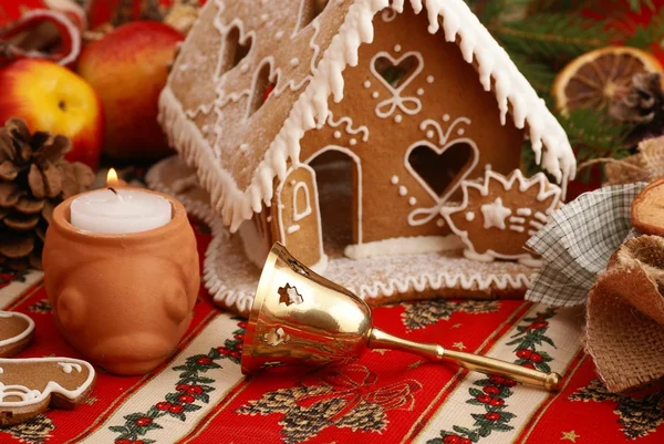 Gingerbread house and Christmas decorations — Stock Photo, Image