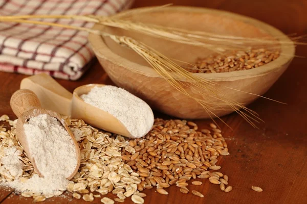 Farina integrale su cucchiai di legno, avena e mais — Foto Stock