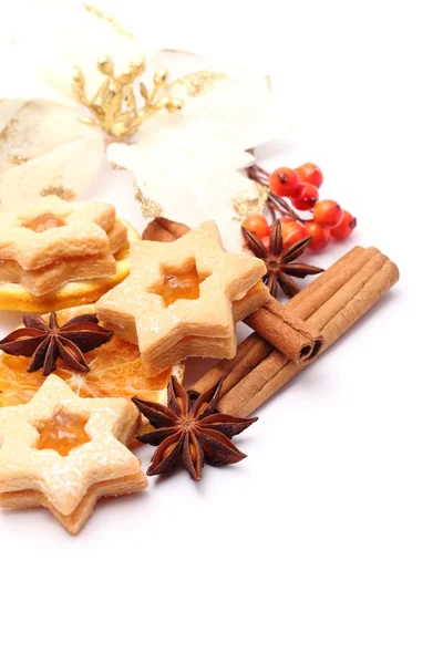 Rebanadas de naranja seca, especias y galletas de Navidad —  Fotos de Stock