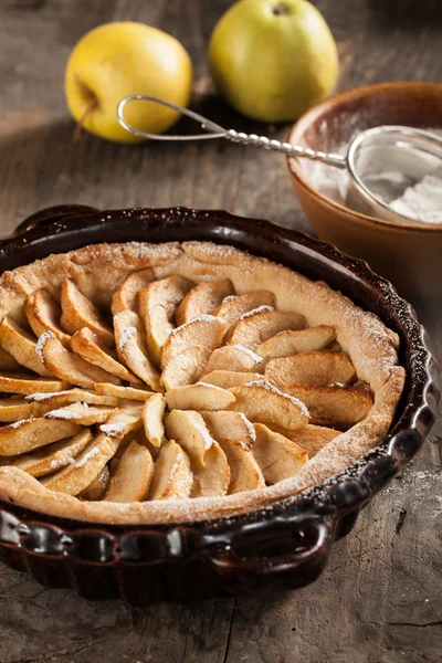 Torta de maçã e maçãs — Fotografia de Stock