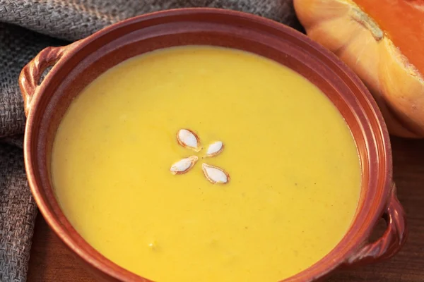 Schüssel mit Kürbissuppe. — Stockfoto