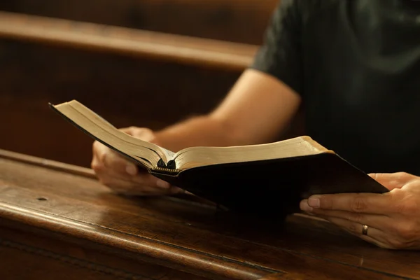 Bíblia de leitura — Fotografia de Stock