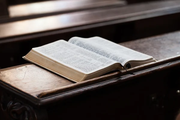 Bibel auf Kirchenbank — Stockfoto