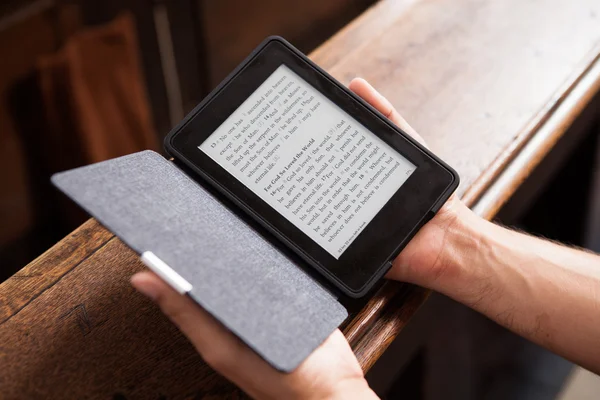 Hombre usando tableta con pasaje de la Biblia —  Fotos de Stock