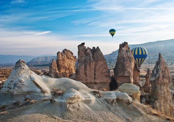 Landschap met ballonnen in Cappadocië — Stockfoto