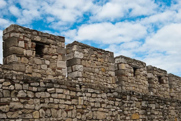 Pared de piedra en el fondo del cielo — Foto de Stock