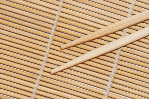 Bambu hasırı ve yemek çubukları.