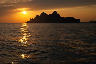 Denizin üzerinde gün batımı