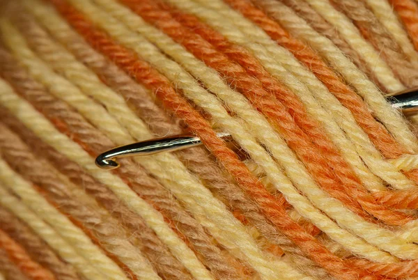 Kolorowe nici i szydełko — Zdjęcie stockowe