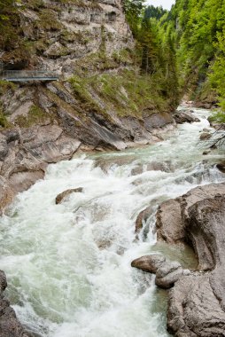Dağlardaki vahşi nehir