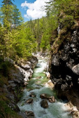 Kanyondaki dağ nehri.