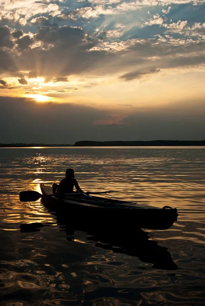 Silhouette d'un homme dans un bateau — Photo