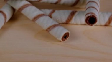 Wafer tahta bir tahtanın üzerinde yuvarlanıyor. Döndürme. Yakın plan.