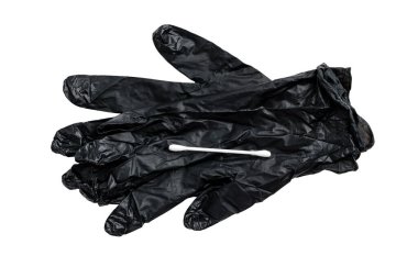 Siyah lateks eldiven ve pamuklu bez. Yakın plan. Seçici odaklanma. Beyaz arkaplanda izole.