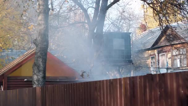 Égő Lombozat Füstje Kerítésből Emelkedik Környezetszennyezés Vidéki Területeken — Stock videók