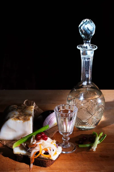 Bicchiere Vodka Pancetta Cipolle Crauti Con Mirtilli Rossi Decanter Sfocatura — Foto Stock