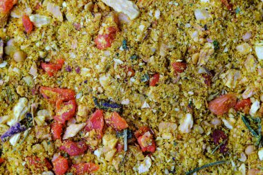 Baharat karışımının parlak bir arka planı. Genel baharatlı kurutulmuş sebze ve otlar.