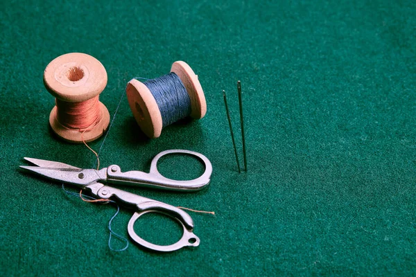 Old Wooden Spools Multicolored Threads Scissors Green Cloth Retro Still — ストック写真