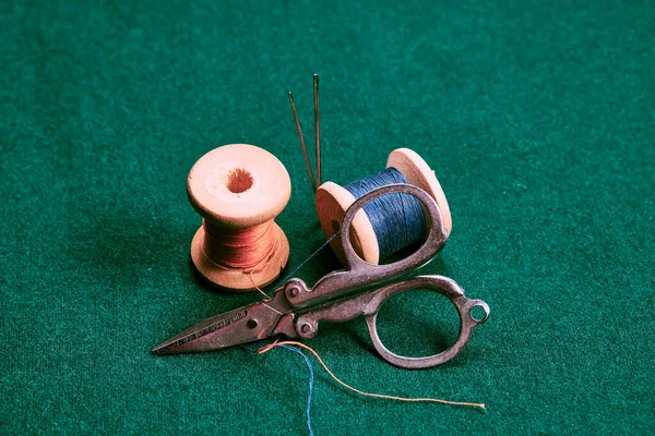 Old Wooden Spools Multicolored Threads Scissors Green Cloth Retro Still — ストック写真