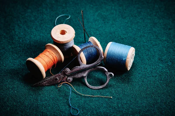 Old Wooden Spools Multicolored Threads Scissors Green Cloth Retro Still — ストック写真