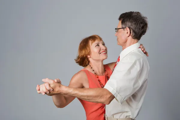 Elderly couple dancing the waltz — Stock Photo, Image