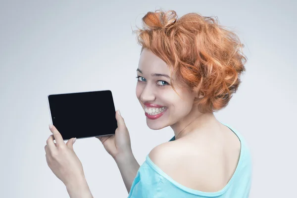 Frau hält Tablet-Computer in der Hand — Stockfoto