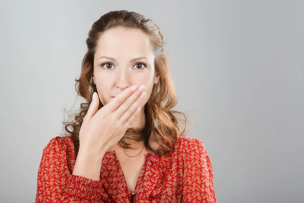 Mulher secreta dizendo para ficar quieta . — Fotografia de Stock