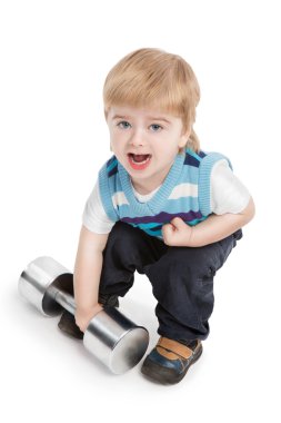 2 yıllık çocuk beyaz zemin üzerine büyük metal dumbbell yükseltmek istiyor. genç şampiyonu